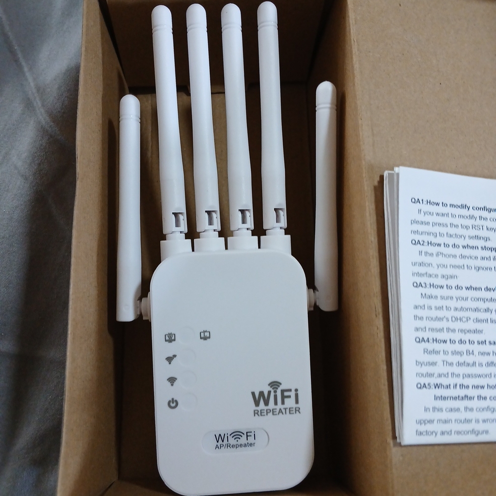 WiFi Repeater with White Antennas